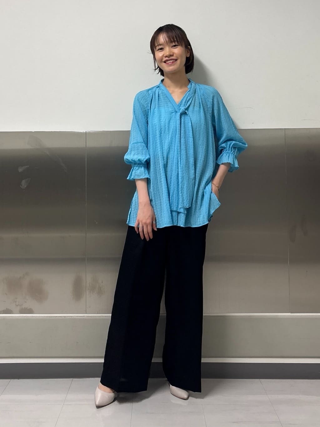 kanaeさんの「INDIVI｜【洗える／シャーリング素材】ボリューム袖エアリーブラウス」を使ったコーディネート
