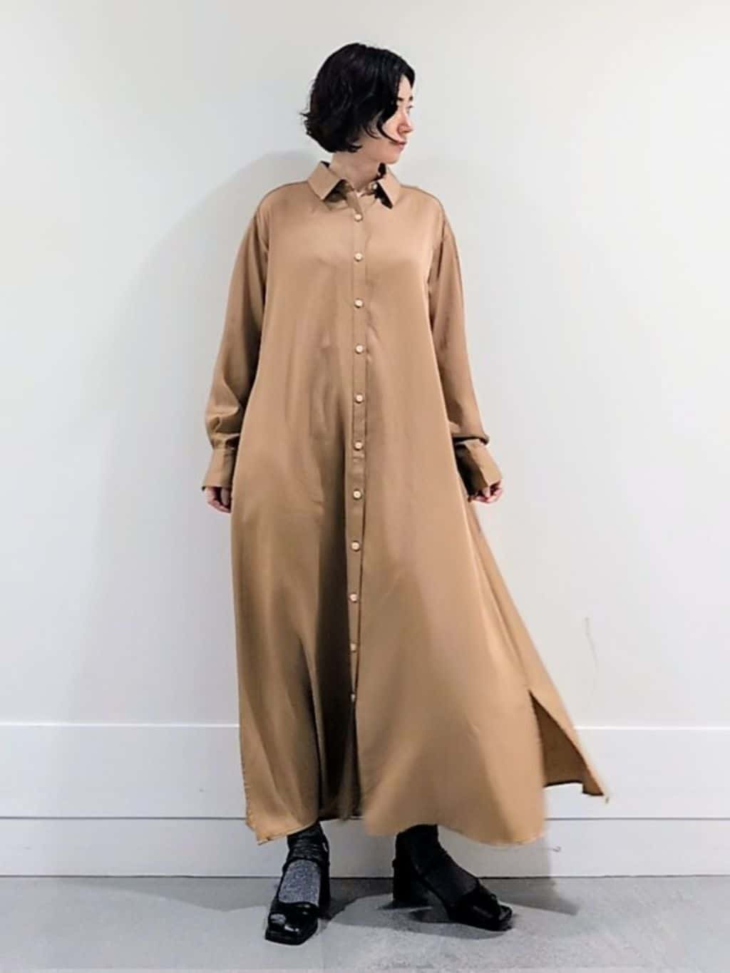 ミズタさんの「UNTITLED｜【前開きボタン/ベルト付/羽織シャツ/】2WAYトレンチ風ワンピース」を使ったコーディネート