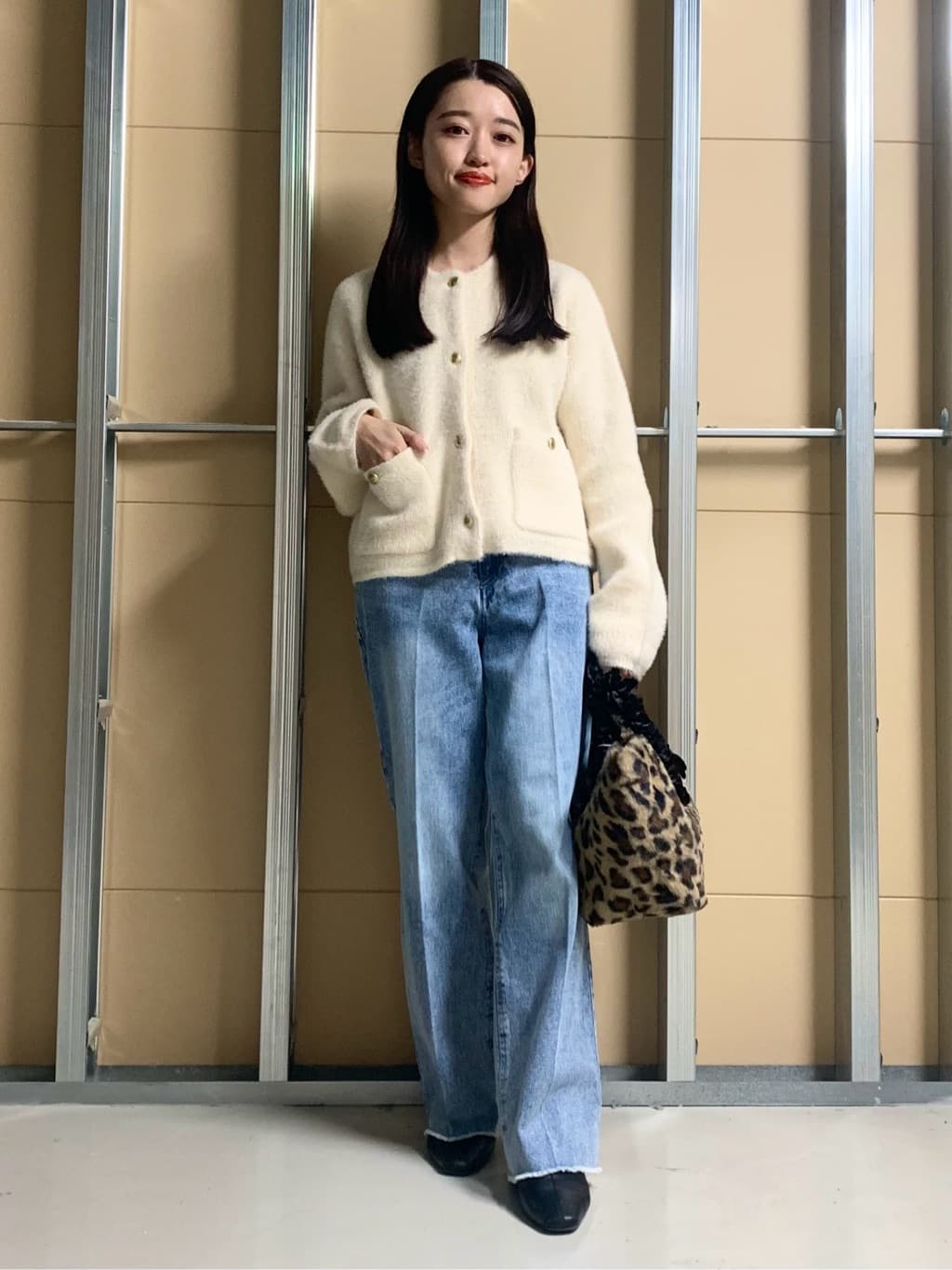 sahoさんの「THE SHOP TK｜デニムフレアパンツ【洗濯機可】」を使ったコーディネート