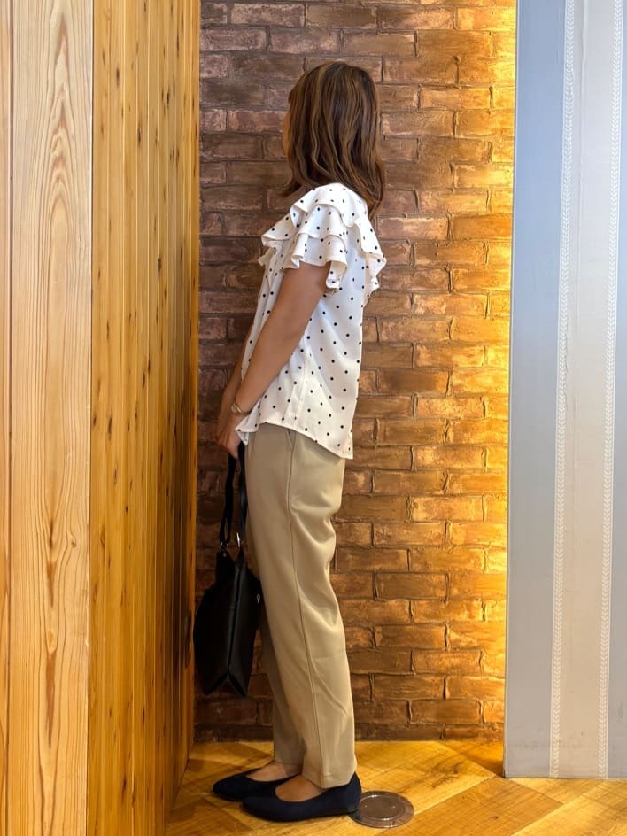 mieさんの「SHOO･LA･RUE｜【無地/ドット柄】お袖フリルが華やぐ きれいめブラウス」を使ったコーディネート