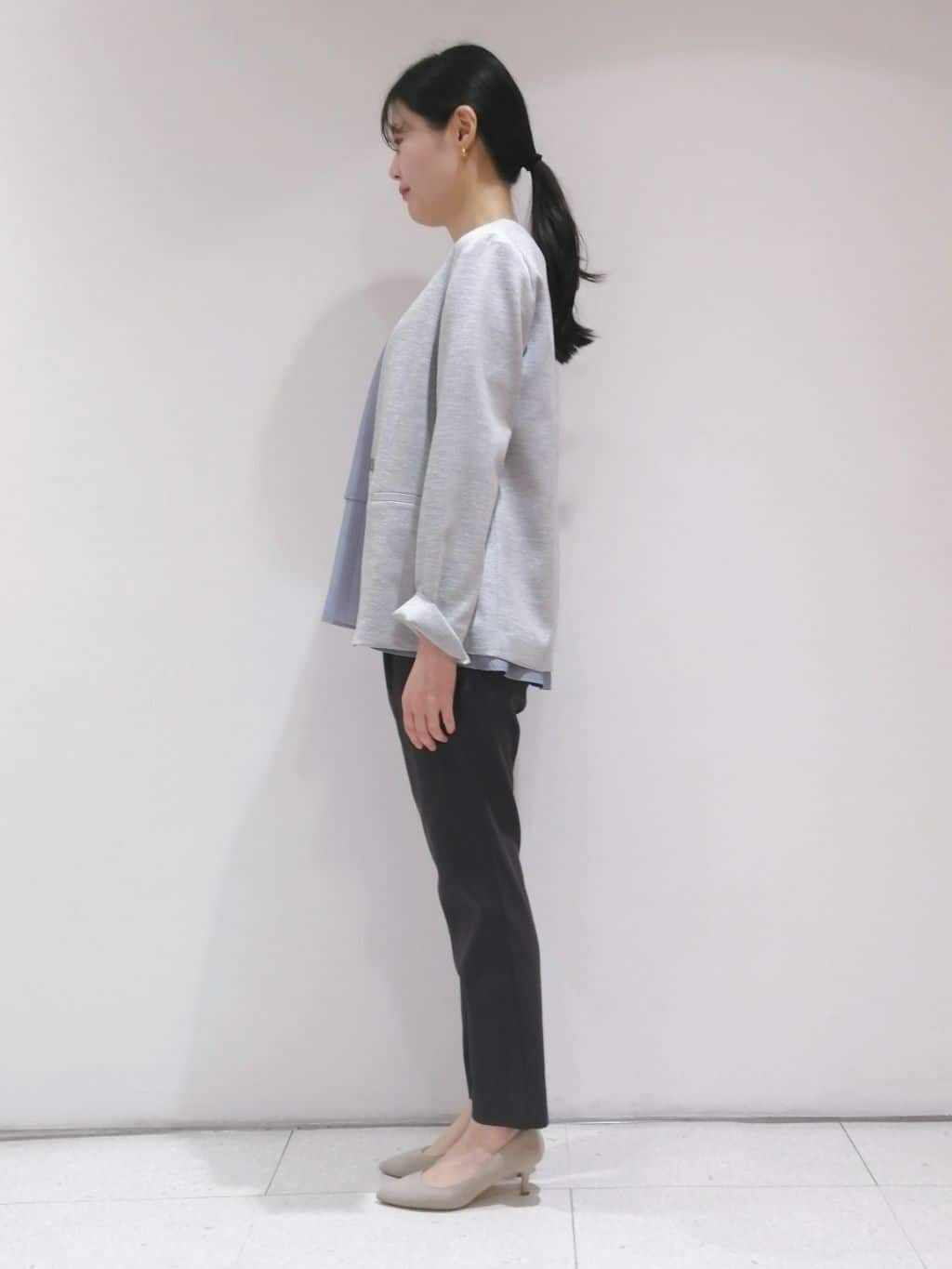 ayanoさんの「INDIVI｜【パンツ人気1位／褒められパンツ／洗える】ウエストゴムタックテーパードパンツ」を使ったコーディネート