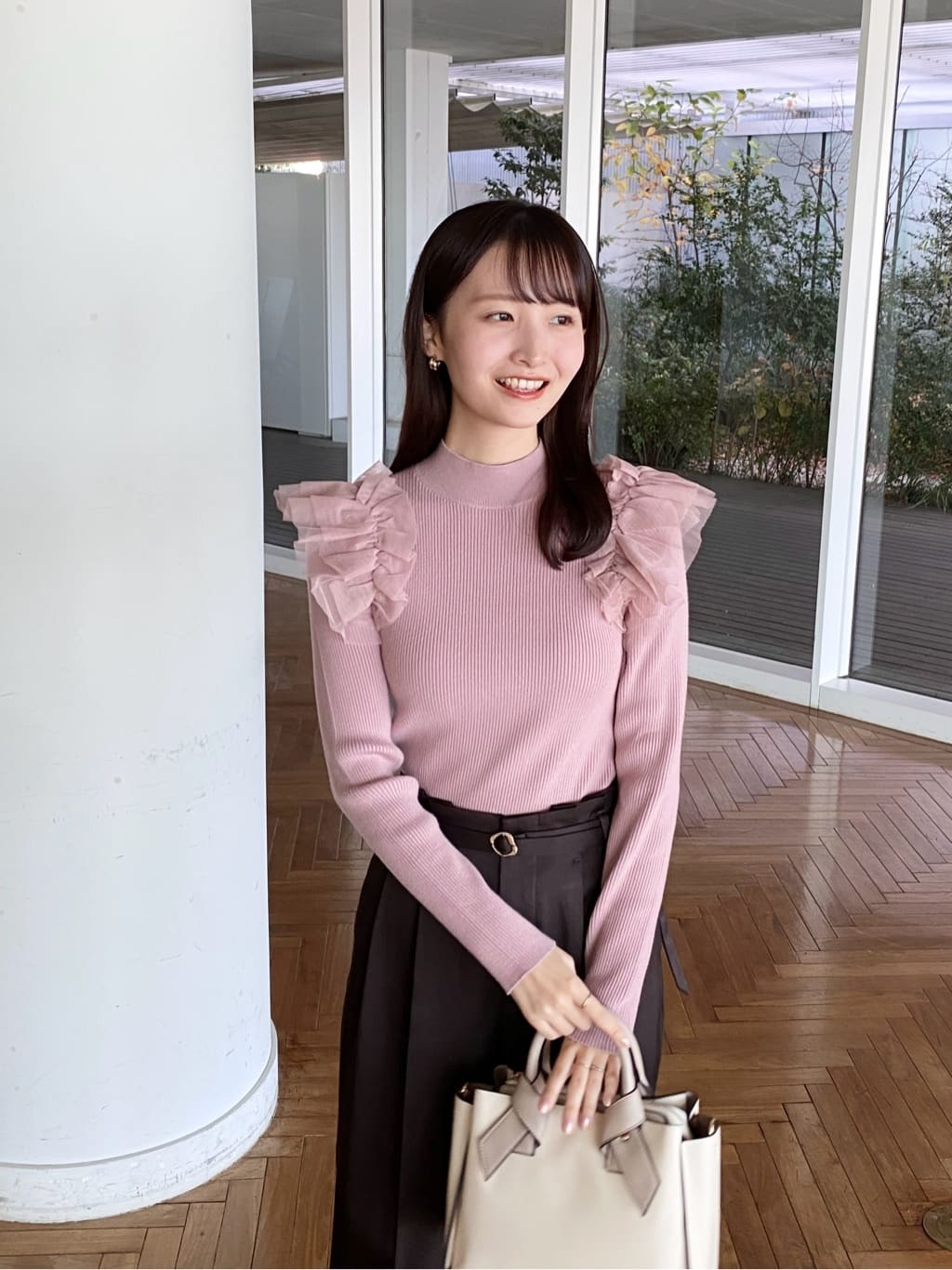 みさかさんの「index｜ショルダーチュールフリルハイネックニット【洗濯機OK／抗ピル】」を使ったコーディネート