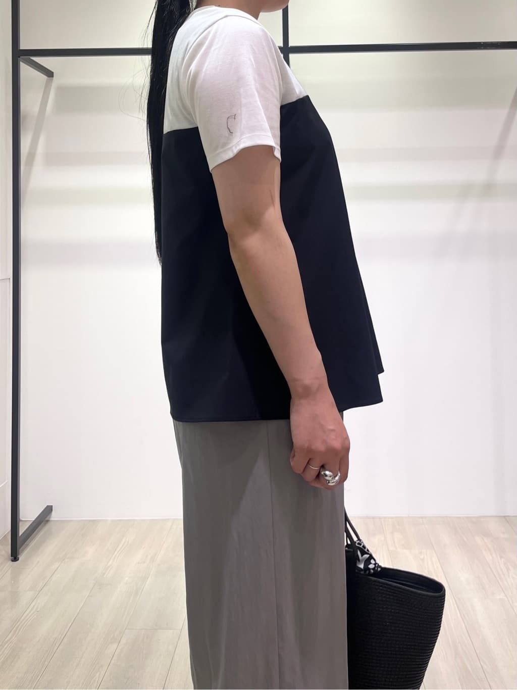 hasuさんの「INDIVI｜【90cm四方】ボタニカル柄大判スカーフ」を使ったコーディネート
