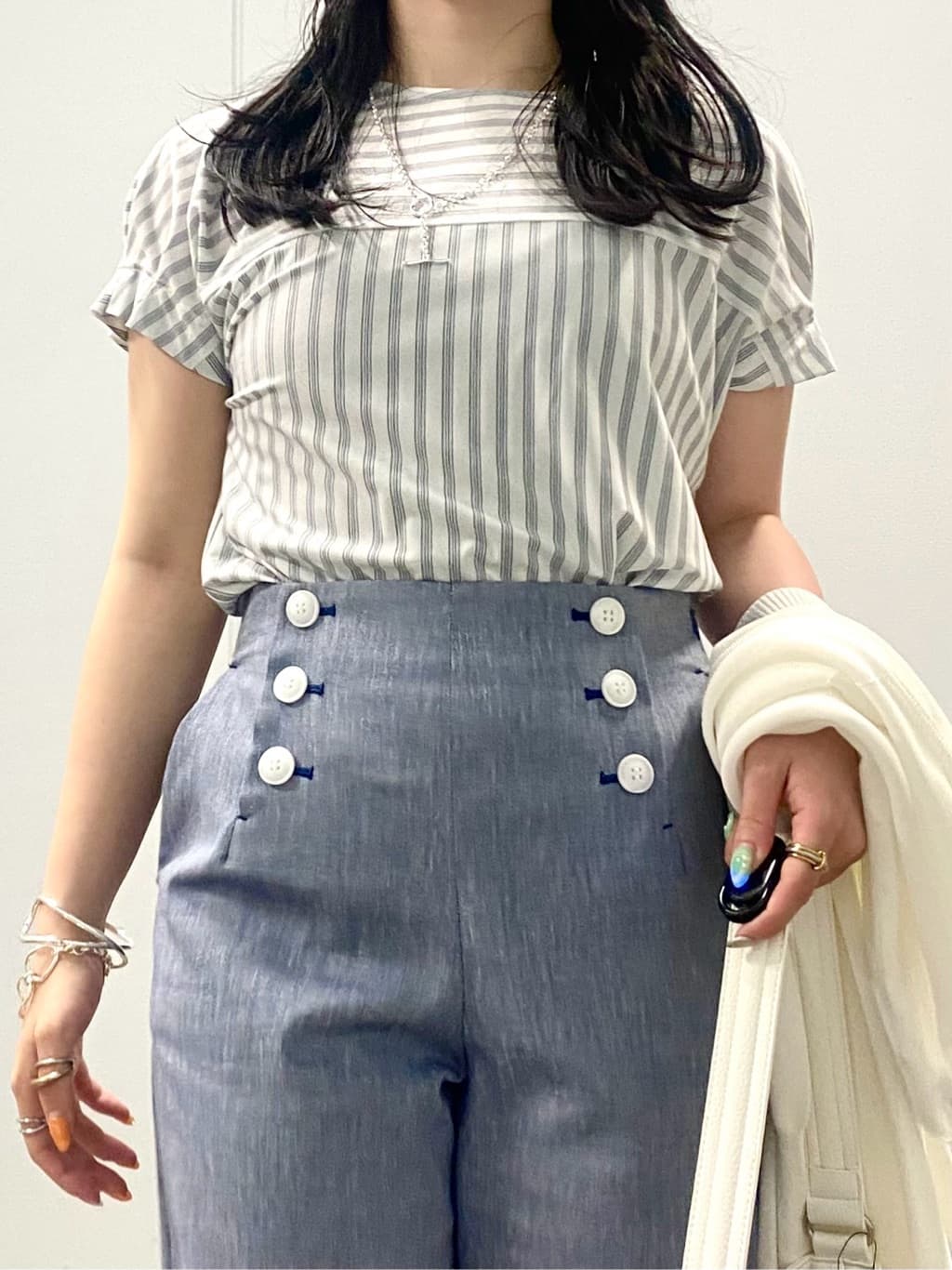 misakiさんの「INDIVI｜【デニムライク】マリンボタン リネン混ワイドパンツ」を使ったコーディネート