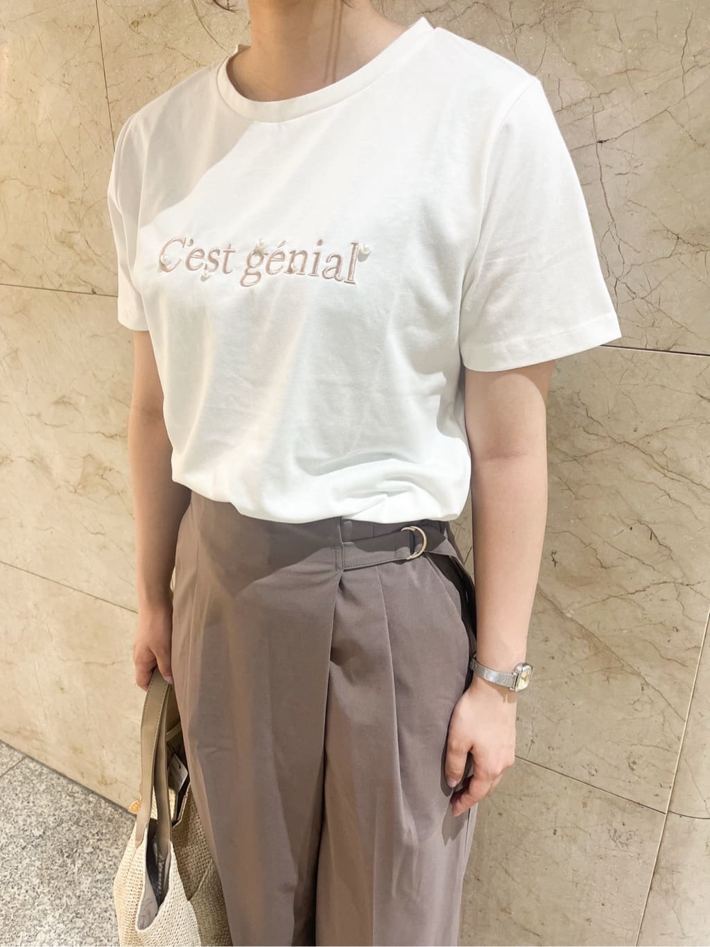 まひるさんの「index｜パール調刺繍ロゴTシャツ【汗ジミ防止／吸水速乾／接触冷感／UVケア／洗濯機洗い可】」を使ったコーディネート