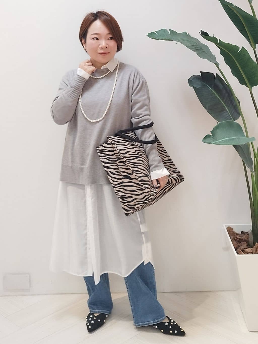 s u g iさんの「UNTITLED｜【ニットと重ね着に/前開きボタン】シアーロングシャツ」を使ったコーディネート