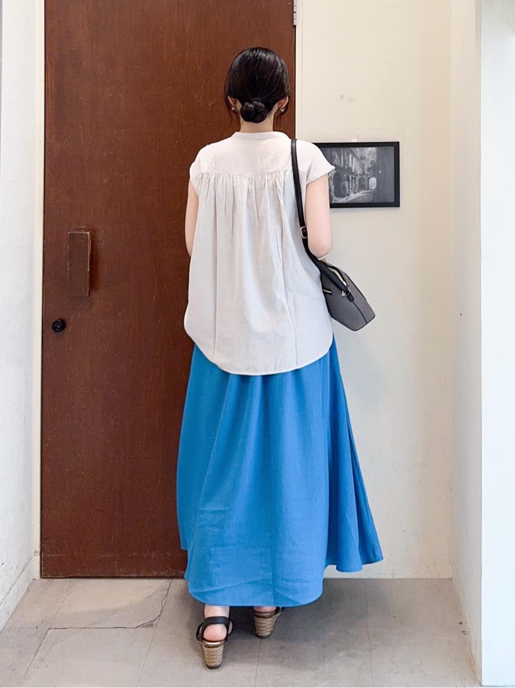𝐇𝐢𝐫𝐨𝐦𝐢さんの「SHOO･LA･RUE｜【S-LL/洗濯後しわになりにくい】上品にきれい見え スラブギャザーブラウス」を使ったコーディネート