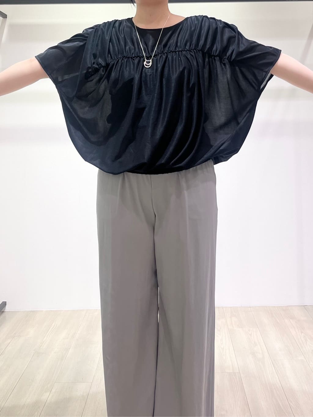 hasuさんの「INDIVI｜【洗える／体型カバー】シャーリングシアートップス」を使ったコーディネート