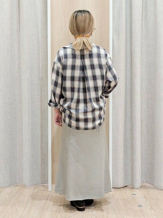 minさんの「grove｜今の季節にちょうどいい　オンブレーチェックシャツ」を使ったコーディネート
