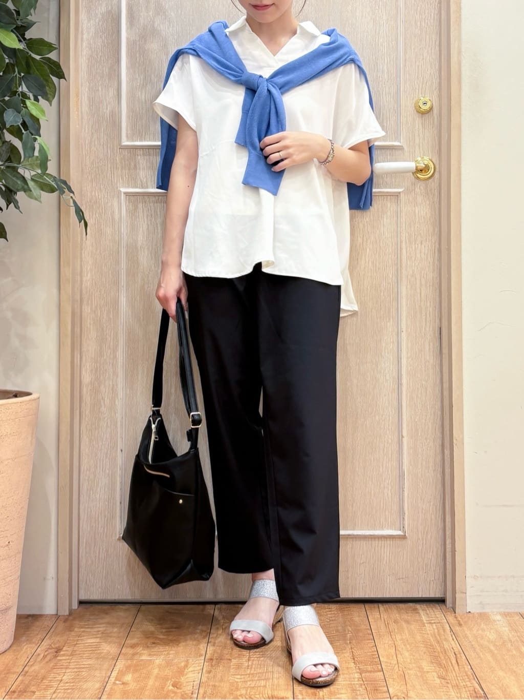 なみさんの「SHOO･LA･RUE｜【洗える/S-LL/プチプラ】さらっとすっきりきれい見え スキッパーブラウス」を使ったコーディネート