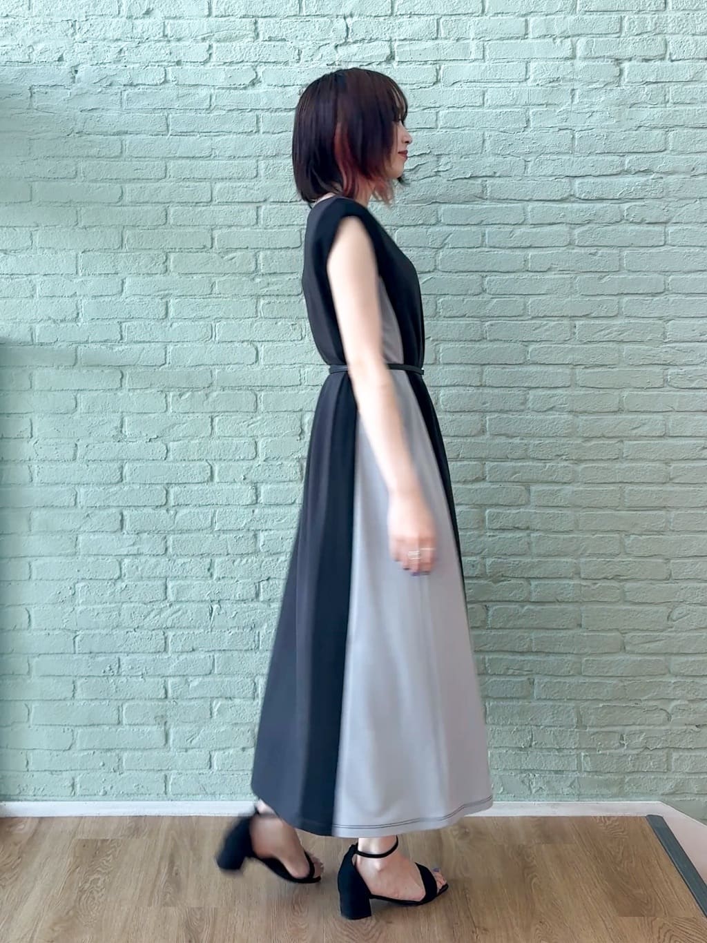 𝐜𝐡𝐢𝐤𝐚さんの「SHOO･LA･RUE｜【S-LL/ひんやり】全身すっきり見えが楽に叶う サイド切替 バイカラーAラインワンピース」を使ったコーディネート