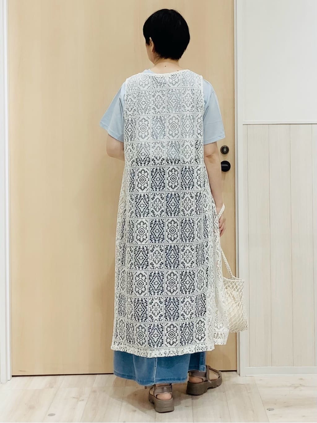 ノンさんの「SHOO･LA･RUE｜◆【S-LL】羽織るだけでサマ見え レース風の柄が華やかなロングジレ」を使ったコーディネート