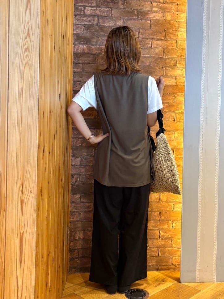 mieさんの「SHOO･LA･RUE｜【2点セット】着回しいろいろ ジレ＋ロゴTシャツ」を使ったコーディネート