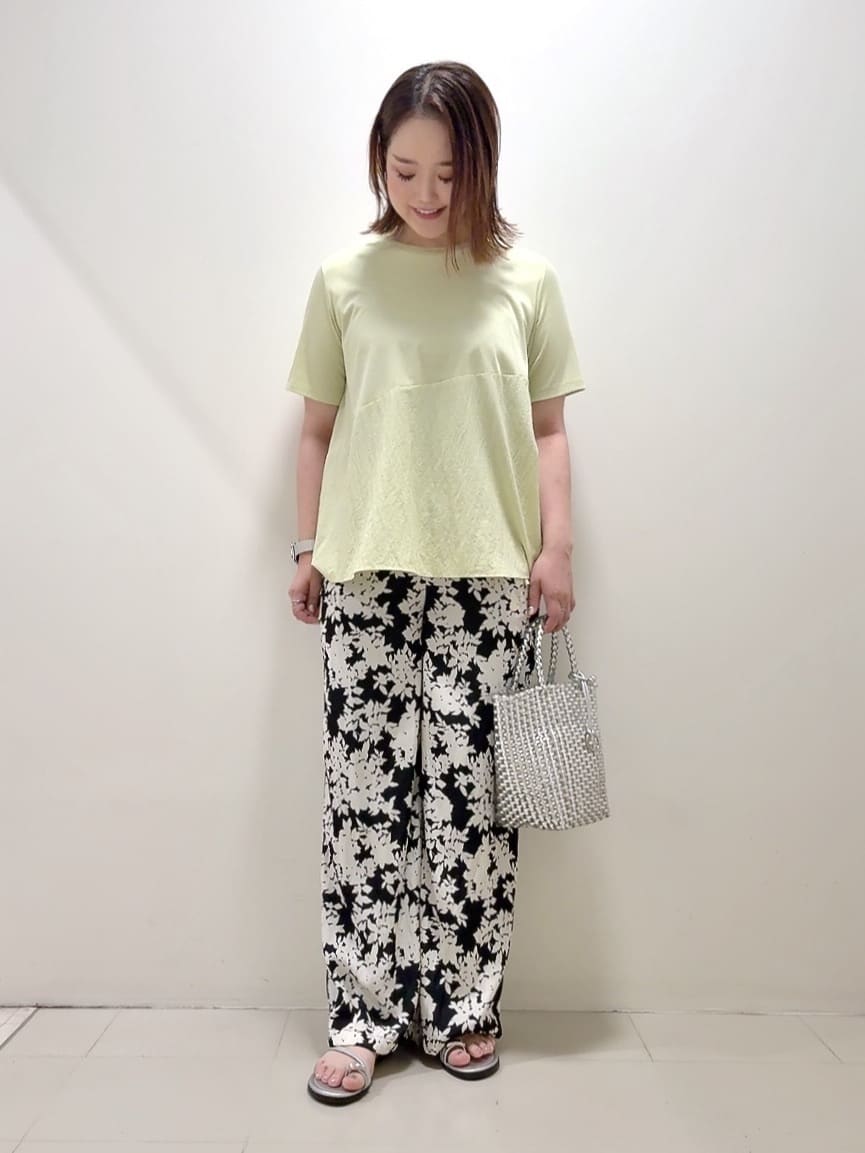 YUIさんの「UNTITLED｜【ウエストゴム/ワイド/柄】モノトーンフラワーパンツ」を使ったコーディネート