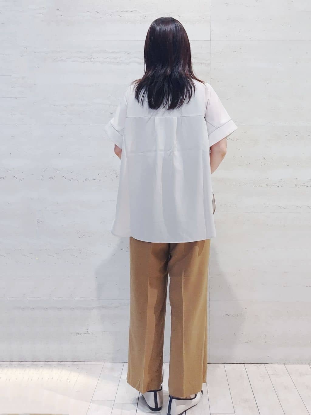 よしみさんの「OPAQUE.CLIP｜《5色展開／SS-LLサイズ》スキッパー金ボタンブラウス／セットアップ対応【防シワ／ストレッチ／洗濯」を使ったコーディネート