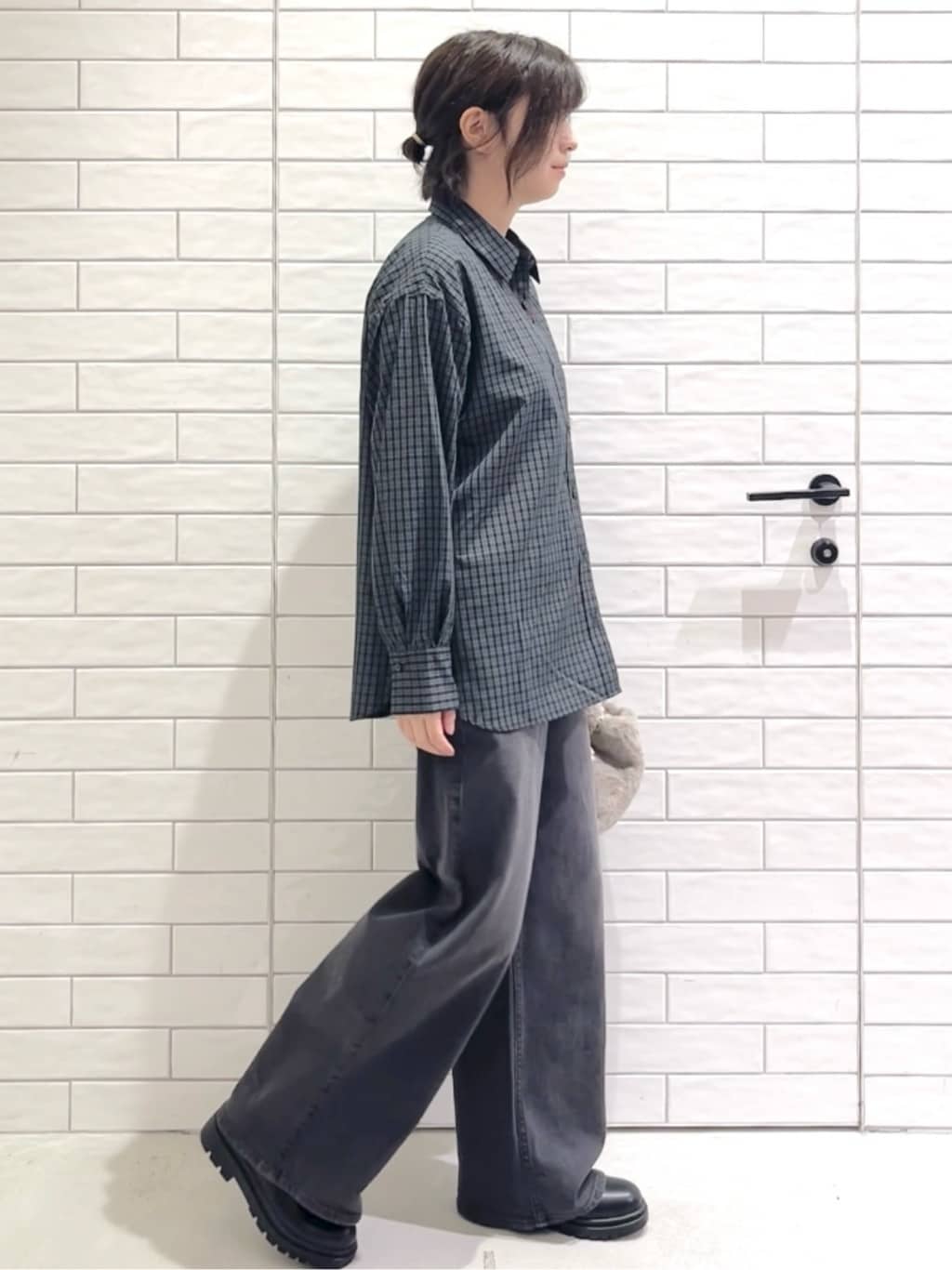 しおりさんの「OPAQUE.CLIP｜チェック柄レギュラーシャツ【洗濯機OK】」を使ったコーディネート