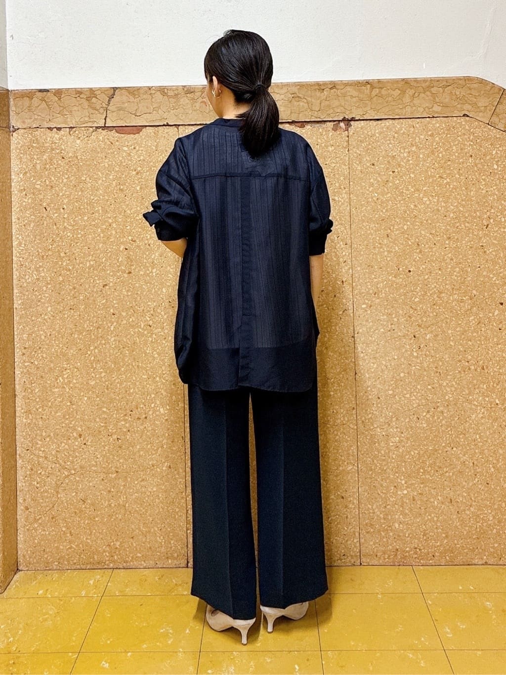 hattoriさんの「INDIVI｜【洗える／通勤】無地＆マルチストライプ柄Vネックブラウス」を使ったコーディネート