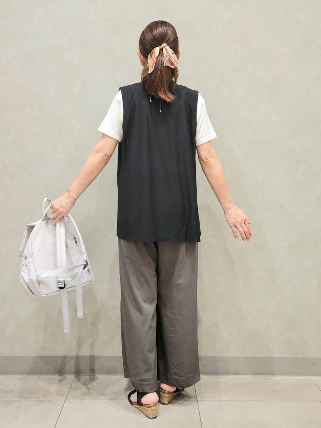 ユウさんの「SHOO･LA･RUE｜【2点セット】着回しいろいろ ジレ＋ロゴTシャツ」を使ったコーディネート