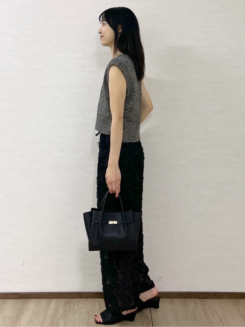 sachikoさんの「OPAQUE.CLIP｜スパンコールラメVネックニット【洗える】」を使ったコーディネート