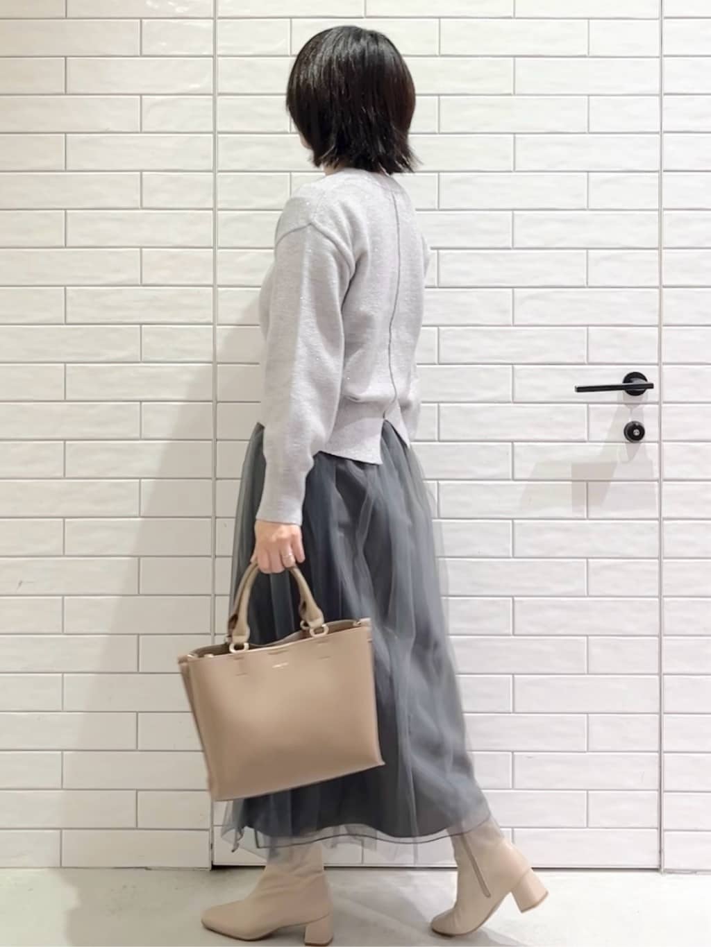 しおりさんの「OPAQUE.CLIP｜Vネックラメニット【洗濯機OK】」を使ったコーディネート