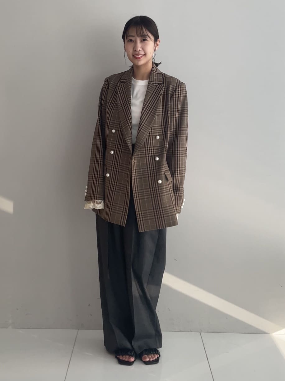 abeさんの「Couture brooch｜【高見え・きれいめ・通勤】レースカフス パール調釦テーラードジャケット」を使ったコーディネート