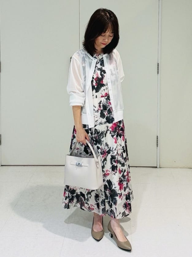 makiさんの「UNTITLED｜【シアー/エレガント/花柄/夏ワンピ】ペイントフラワーワンピース」を使ったコーディネート