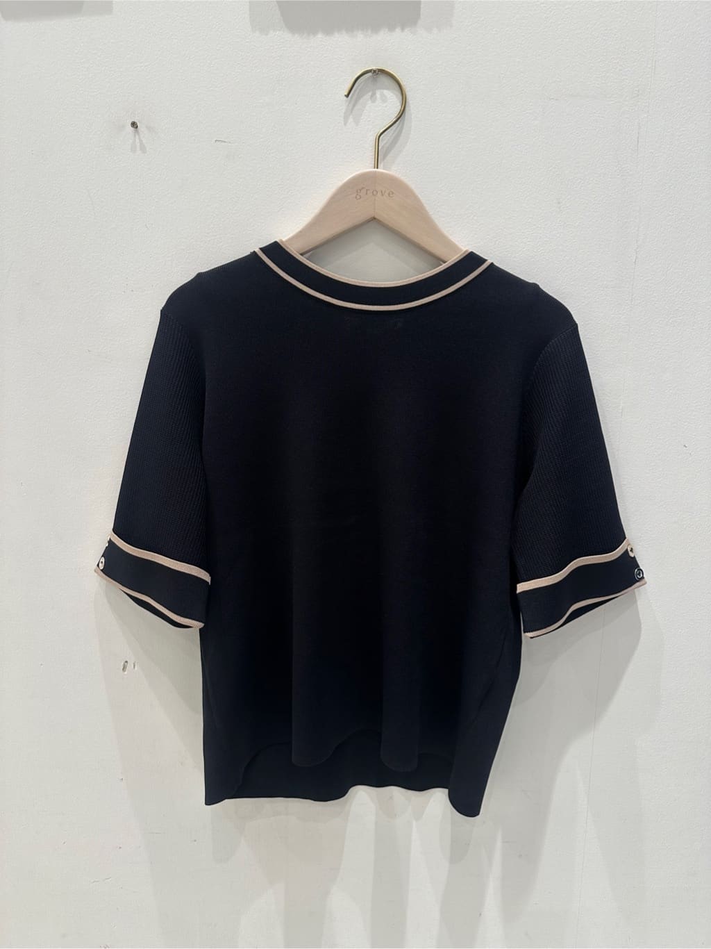 komuさんの「grove｜さっと二の腕カバー　大人な抜け感シアーラグランVネックカーデ」を使ったコーディネート