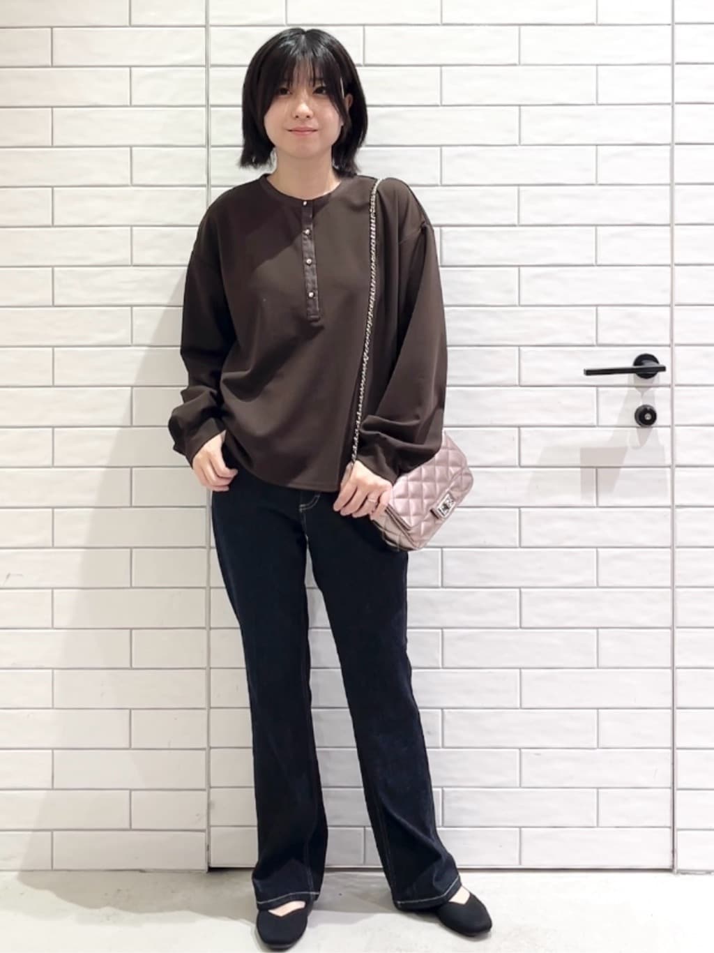 しおりさんの「OPAQUE.CLIP｜サテン使いヘンリーネックトップス【洗濯機OK】」を使ったコーディネート