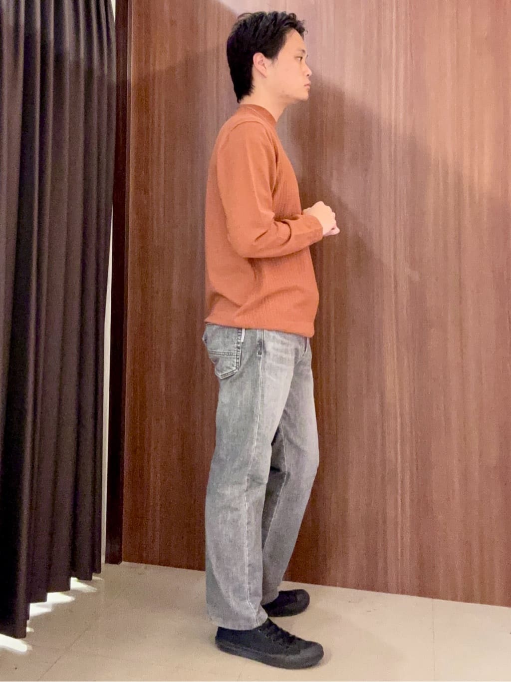 中村さんの「TAKEO KIKUCHI｜ハイゲージ モックネック ニット プルオーバー」を使ったコーディネート