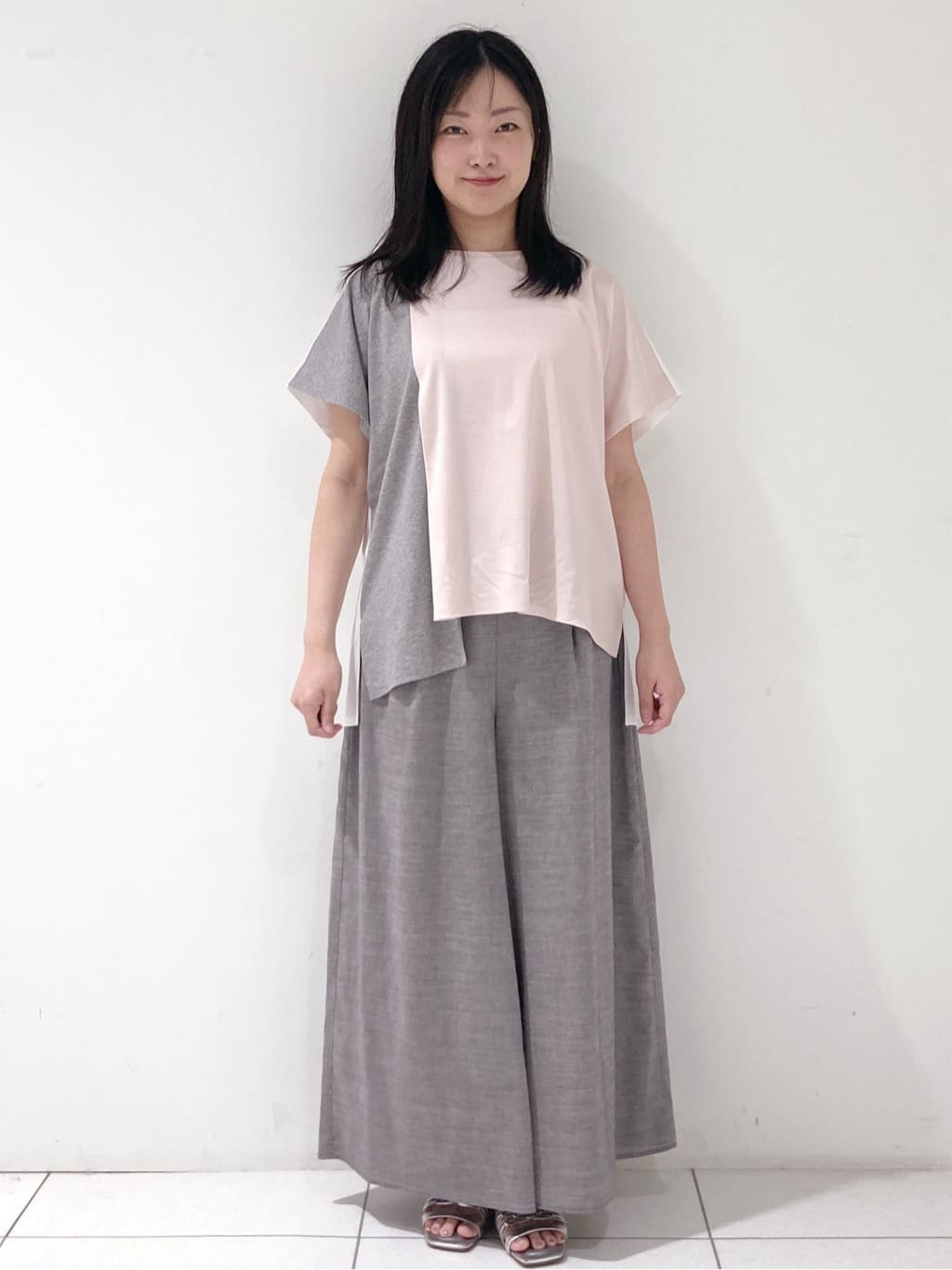 momokoさんの「INDIVI｜【洗える／汗ジミ防止】バイカラー＆アシメヘム Tシャツ」を使ったコーディネート