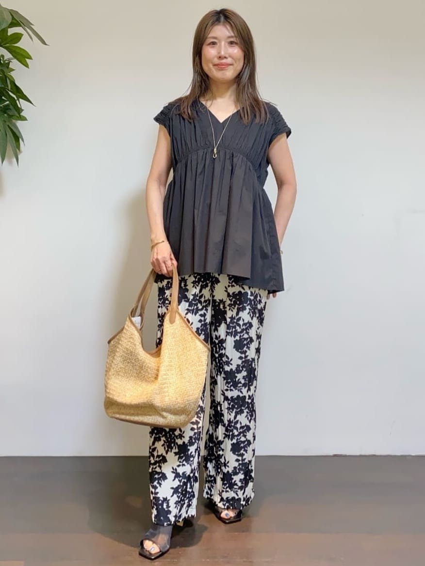 tomoさんの「UNTITLED｜【ウエストゴム/ワイド/柄】モノトーンフラワーパンツ」を使ったコーディネート