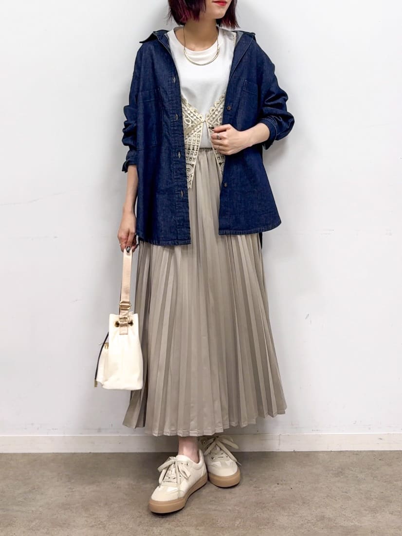 𝐜𝐡𝐢𝐤𝐚さんの「SHOO･LA･RUE｜【2点セット/ひんやり】レースビスチェ＋Tシャツ」を使ったコーディネート
