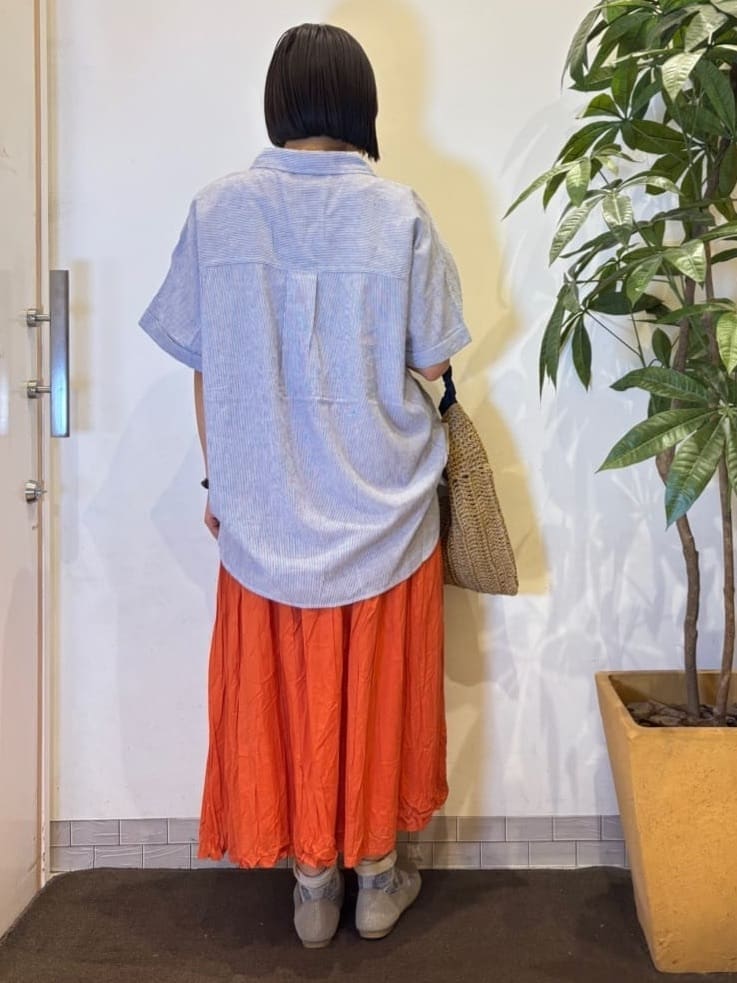TOWAさんの「SHOO･LA･RUE｜【S-LL/UV/接触冷感/抗菌防臭】体型を自然にカバー フレンチリネンブレンド襟付ドルマンシャツ」を使ったコーディネート
