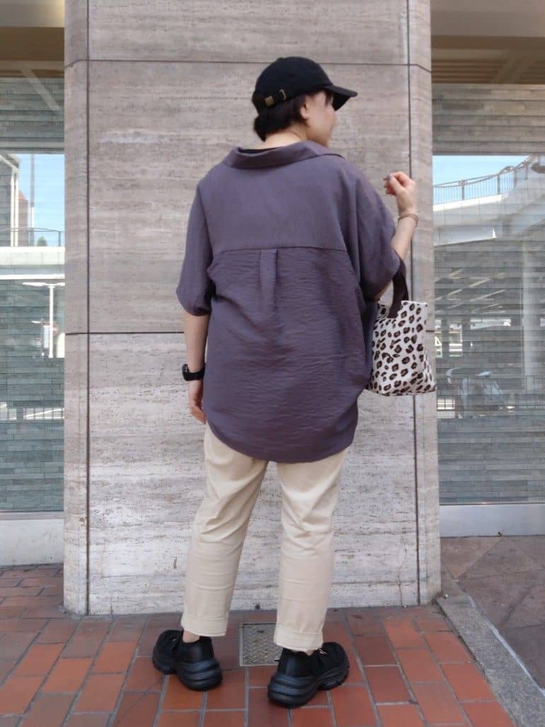 ヒロコジさんの「SHOO･LA･RUE｜【洗える/S-LL/5分袖】1枚でも羽織としても。さらさらドレープシャツ」を使ったコーディネート