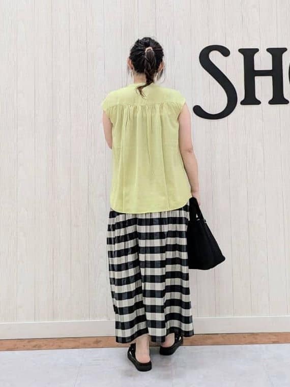 さくみぃさんの「SHOO･LA･RUE｜【S-LL/洗濯後しわになりにくい】上品にきれい見え スラブギャザーブラウス」を使ったコーディネート