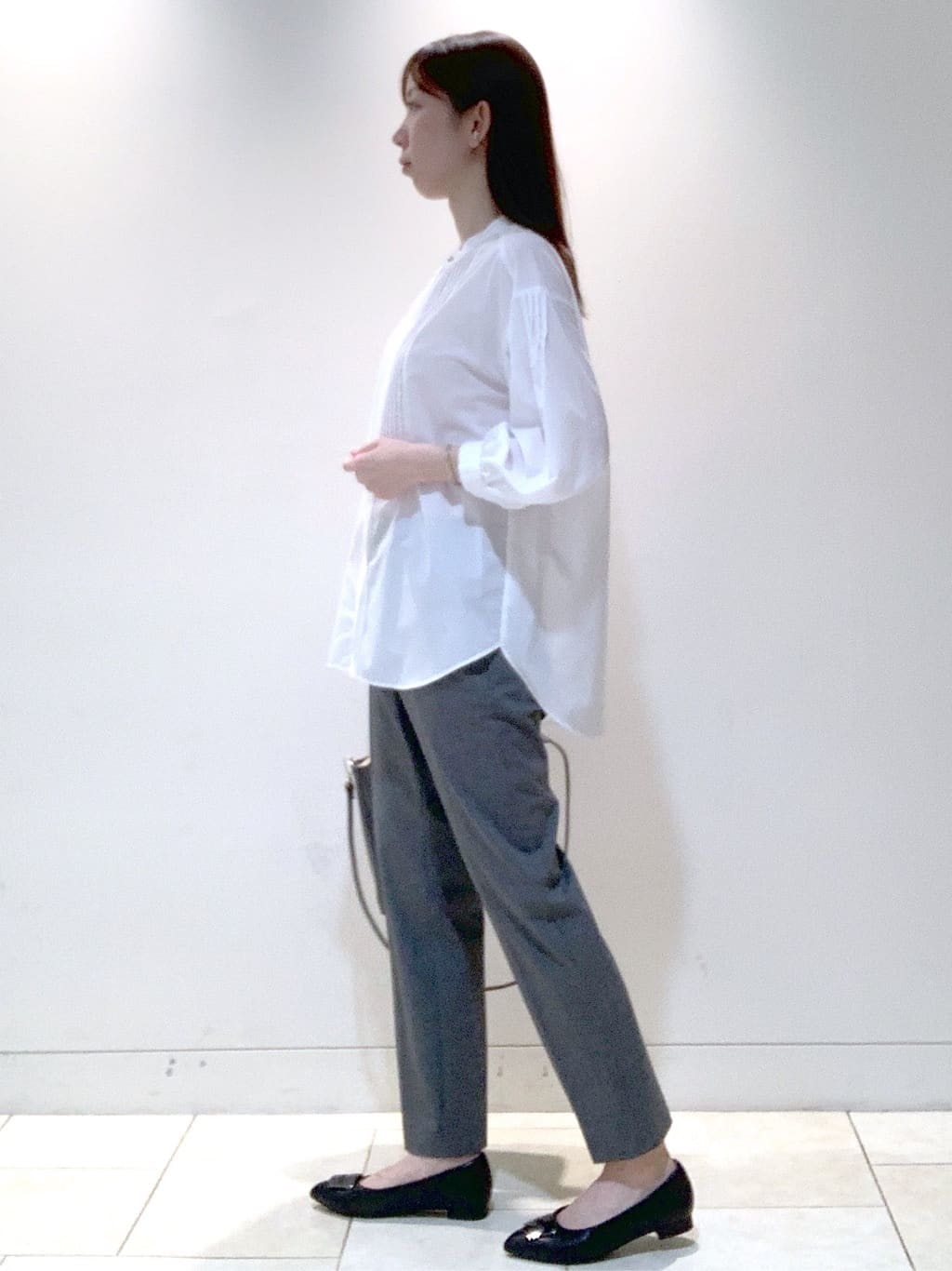 ヤマグチさんの「Reflect｜【程よいゆとり感／体型カバー】ピンタックデザインシャンブレーブラウス」を使ったコーディネート