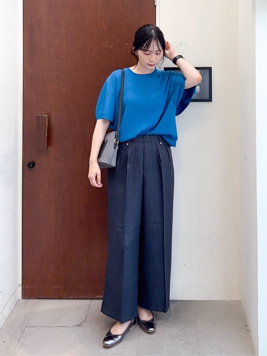 𝐇𝐢𝐫𝐨𝐦𝐢さんの「SHOO･LA･RUE｜【S-LL/洗濯後しわになりにくい】ゴールドパーツできれい見え 麻調タックワイドパンツ」を使ったコーディネート