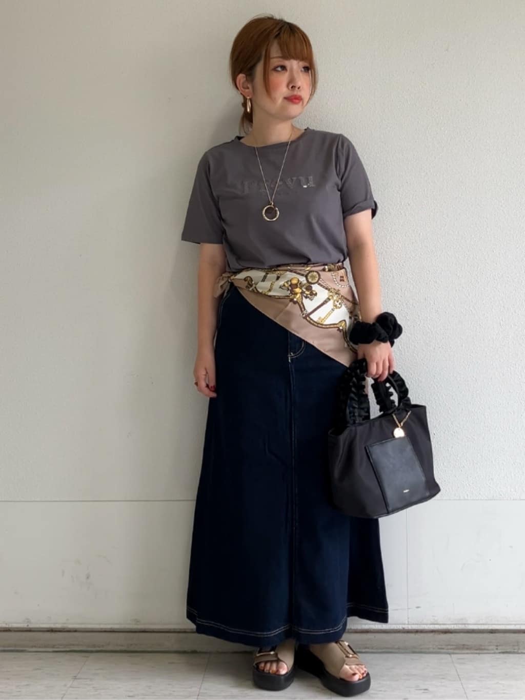 MIPPOさんの「index｜スパンコール刺繍ロゴTシャツ【洗濯機洗い可／接触冷感／UVケア】」を使ったコーディネート