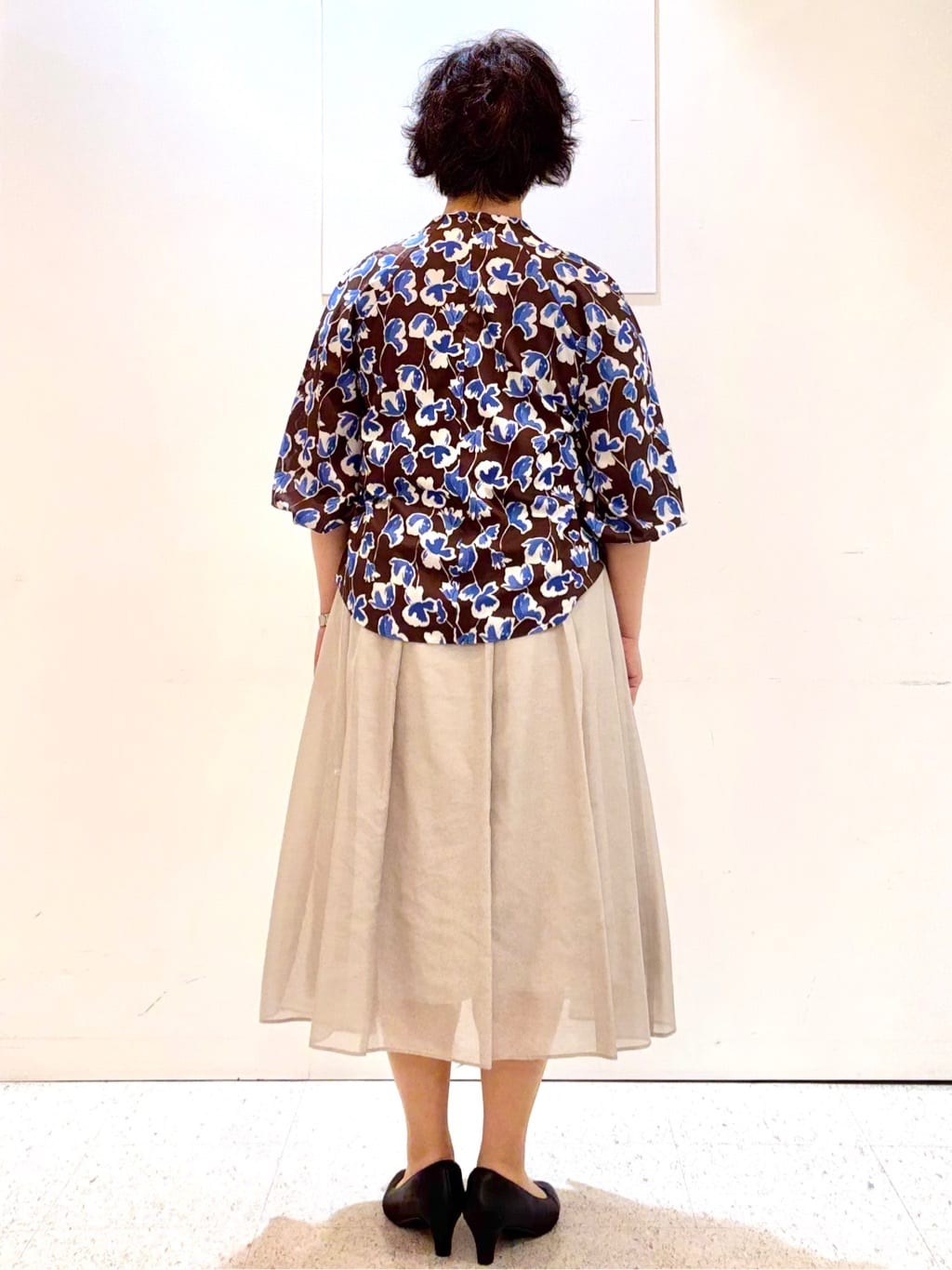 ヤスコさんの「Reflect｜【ジャケットのインナーにおすすめ◎】花柄タックデザインブブラウス」を使ったコーディネート