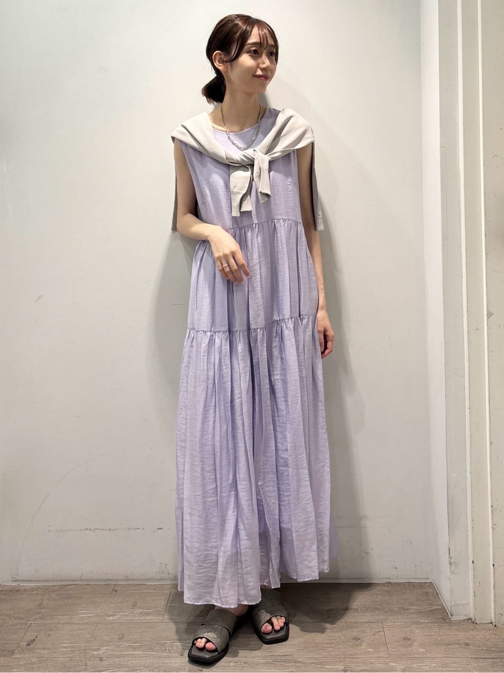 ぶまりんさんの「OPAQUE.CLIP｜麻混シアーギャザーティアードワンピース【洗濯機洗い可】」を使ったコーディネート