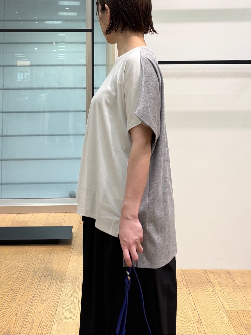 asamiさんの「INDIVI｜【洗える／汗ジミ防止】バイカラー＆アシメヘム Tシャツ」を使ったコーディネート