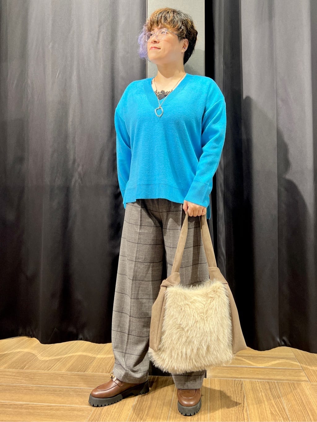 OKMKさんの「THE SHOP TK｜【体型カバー】ゆったり サイドスリットニット」を使ったコーディネート