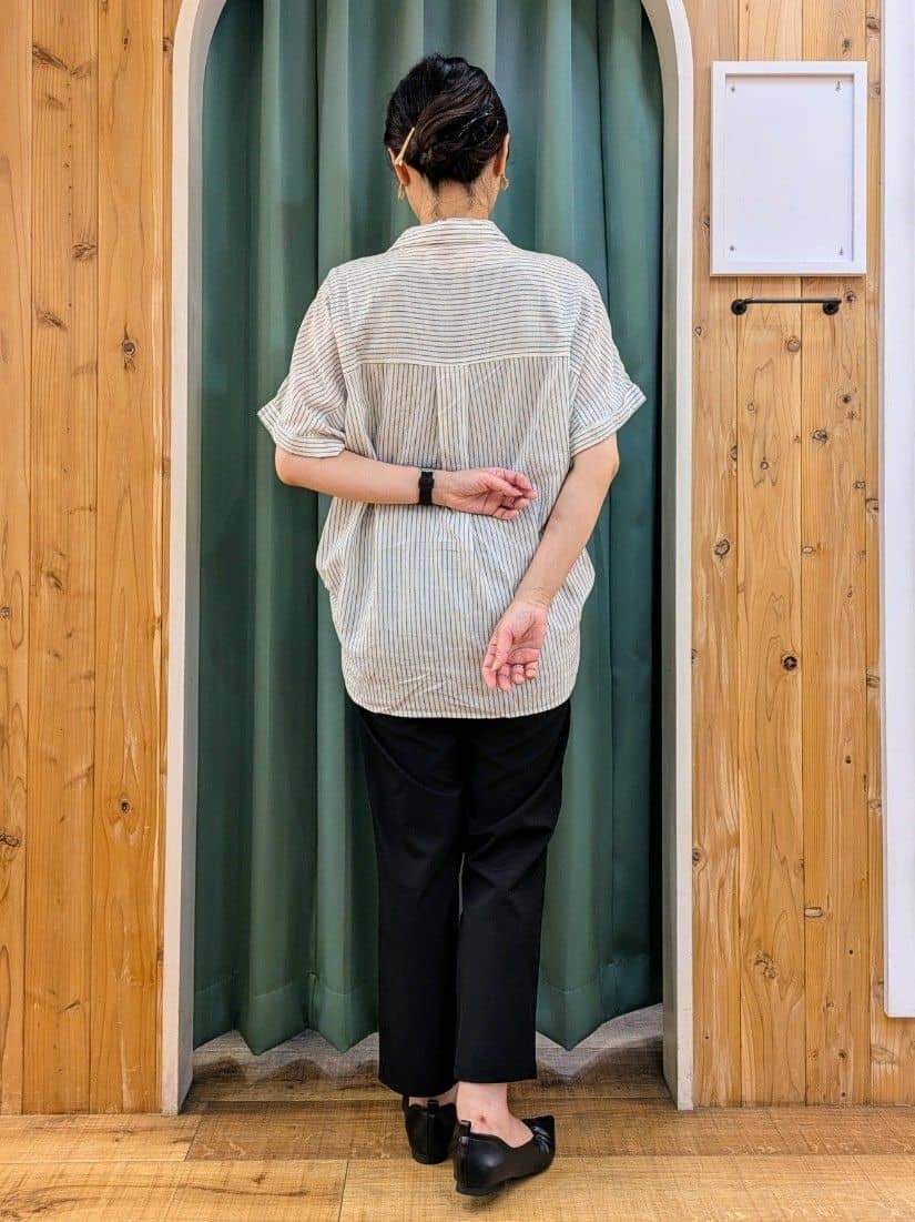 ショーコラさんの「SHOO･LA･RUE｜【S-LL/UV/接触冷感/抗菌防臭】体型を自然にカバー フレンチリネンブレンド襟付ドルマンシャツ」を使ったコーディネート