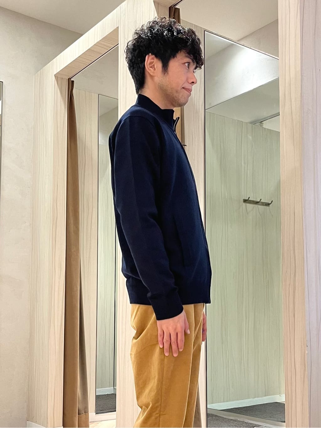 URAさんの「TAKEO KIKUCHI｜アンチピリング ジップアップ ニット」を使ったコーディネート