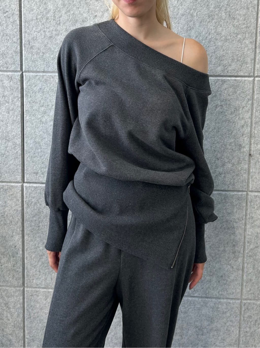 honoka Aさんの「CODE A｜off－shoulder sweat」を使ったコーディネート