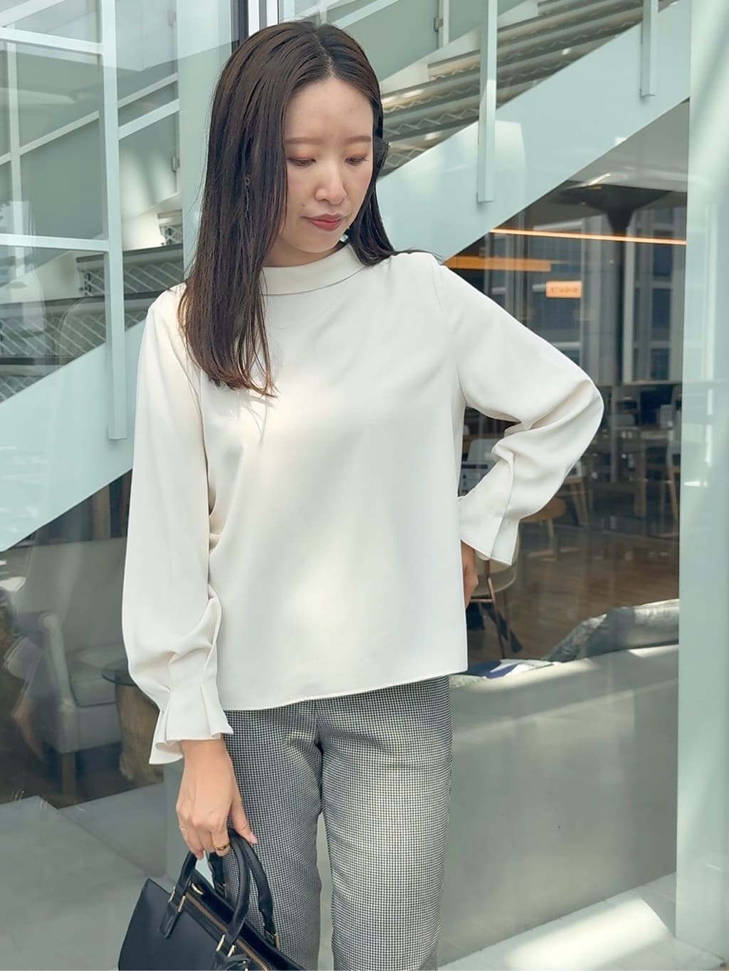 teiさんの「Couture brooch｜【大人可愛い・通勤】ロールカラーバックリボンブラウス」を使ったコーディネート