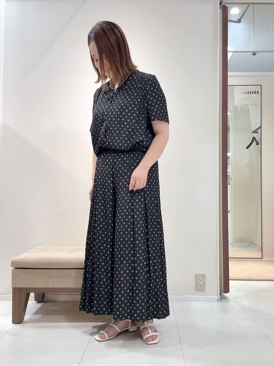 YUIさんの「UNTITLED｜【セットアップ可/リラクシー/通勤】スクエアジオメ柄ブラウス」を使ったコーディネート
