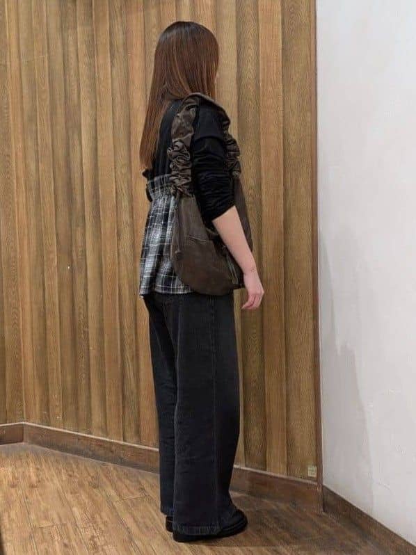 みみみさんの「SHOO･LA･RUE｜シャツレイヤード風で1枚でサマ見え ロンT」を使ったコーディネート