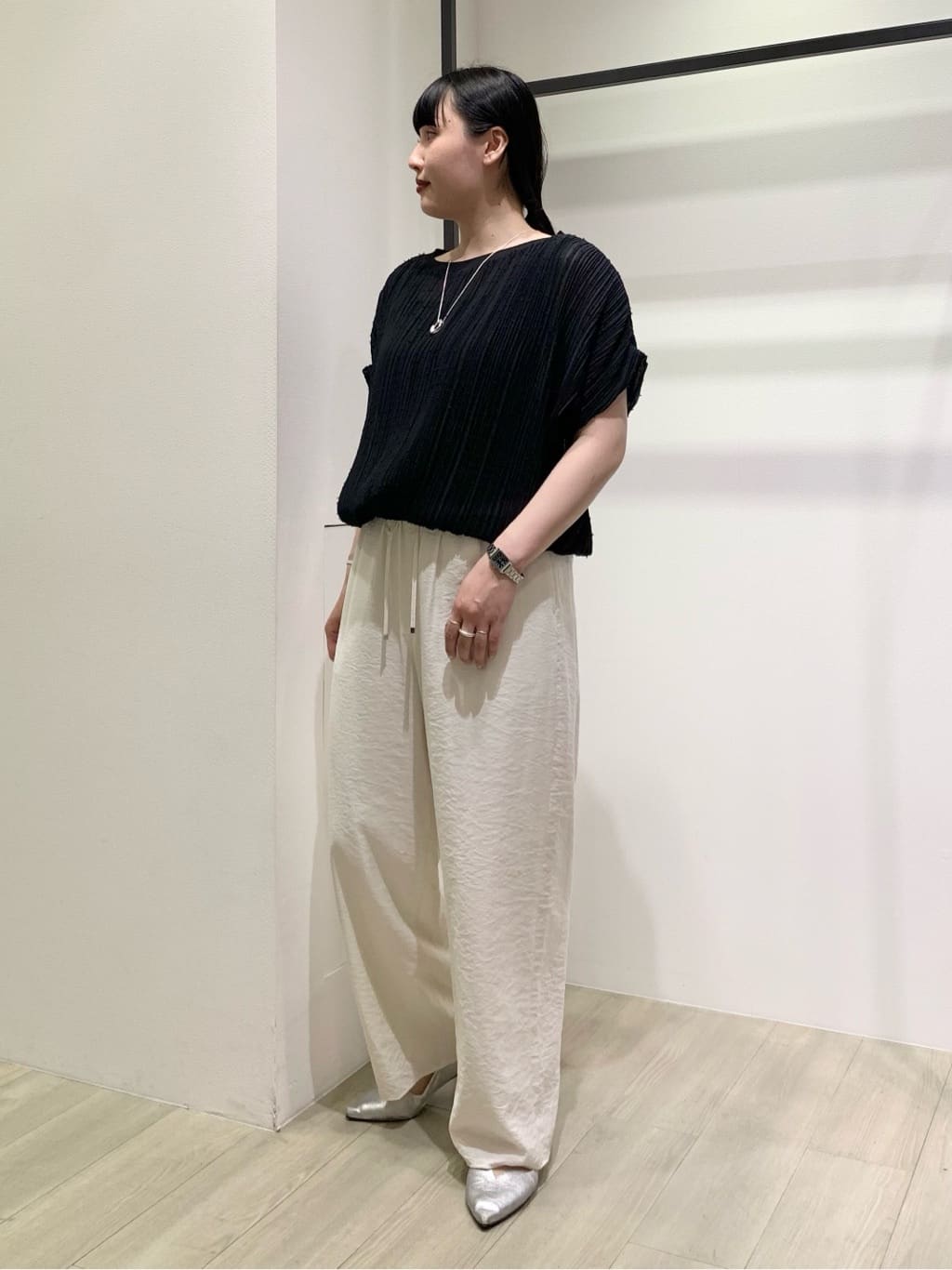 hasuさんの「INDIVI｜【洗える／UVケア／SETUP可能】ドロストワイドパンツ」を使ったコーディネート
