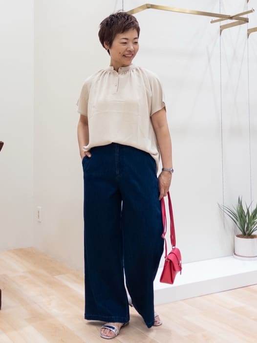シュウコさんの「grove｜キレイも動きやすさも　美脚見えハイパーストレッチパンツ」を使ったコーディネート